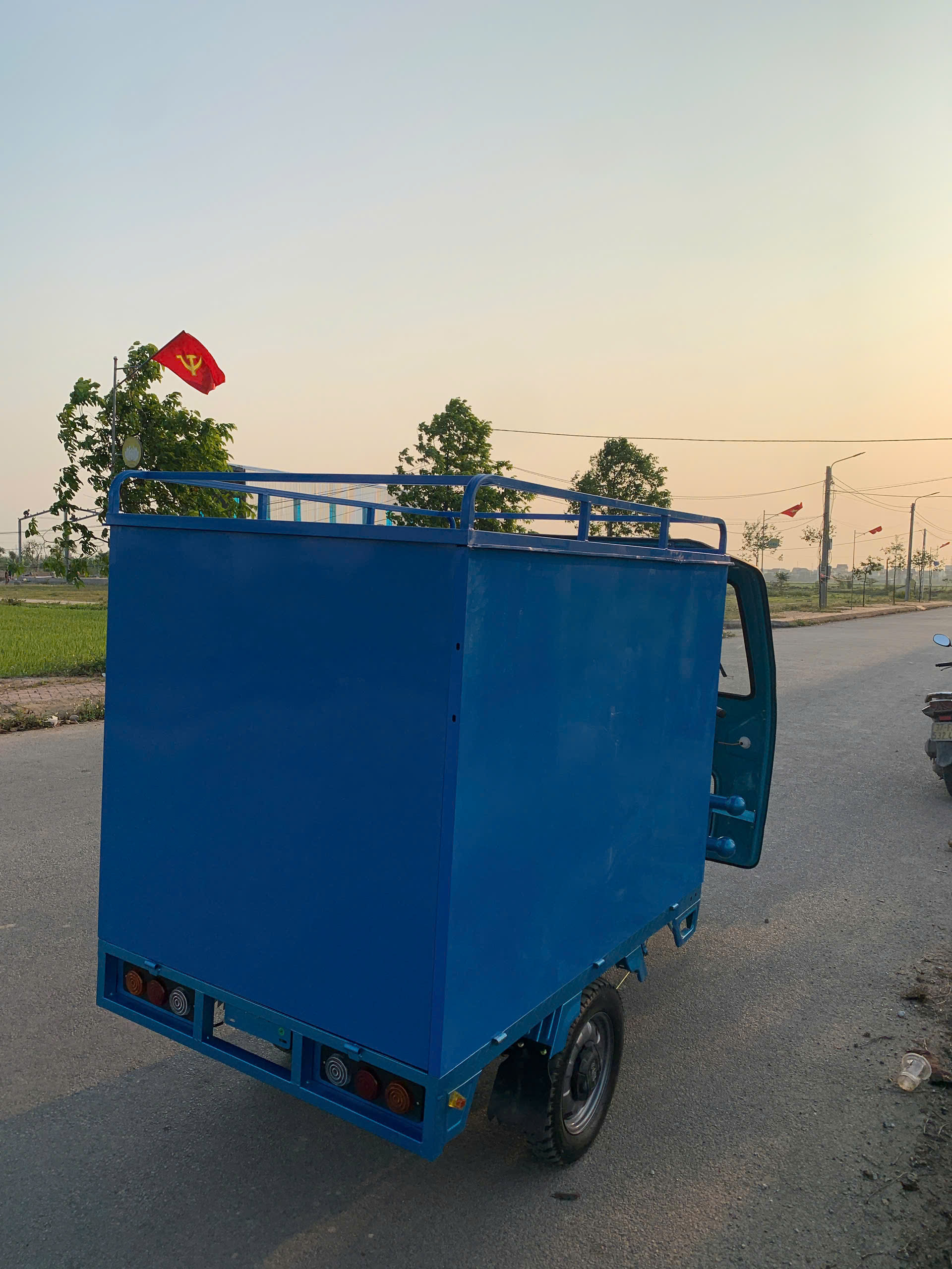XE ĐIỆN THÙNG KÍN - MÁI CHE - Ảnh 4