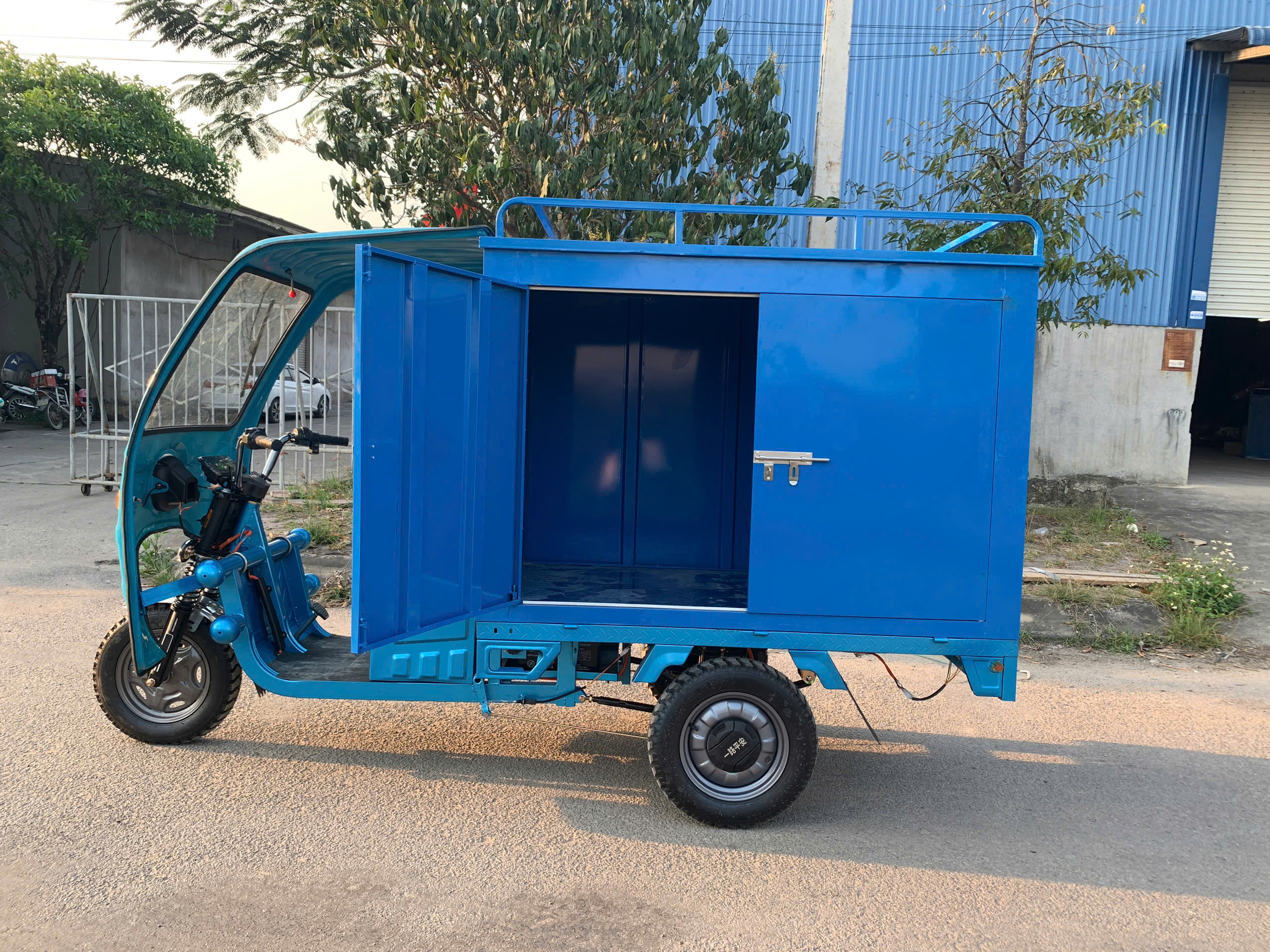 XE ĐIỆN THÙNG KÍN - MÁI CHE - Ảnh 2