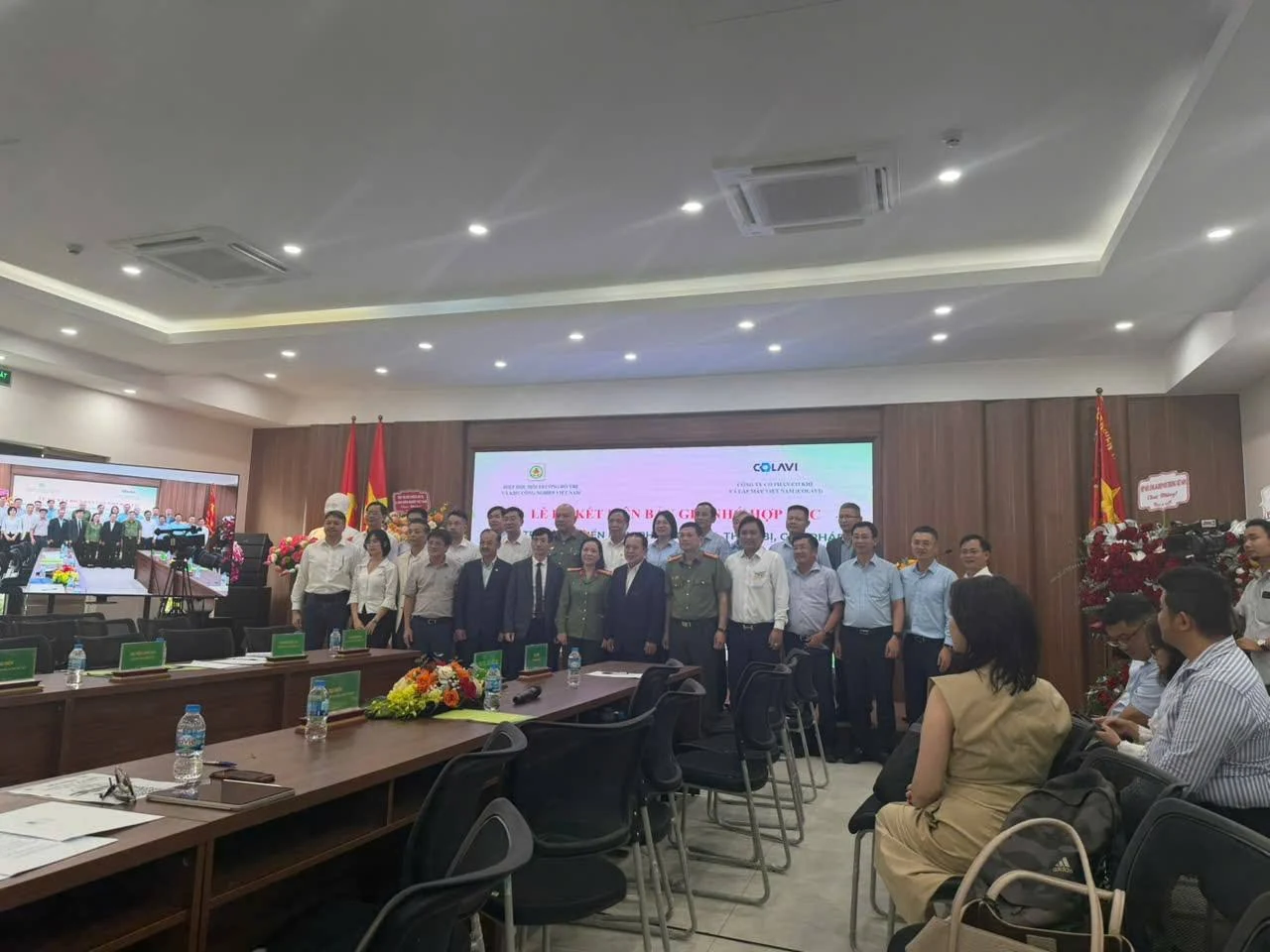 Các đại biểu chụp ảnh lưu niệm trong khuôn khổ chương trình. Ảnh ghi nhận do MINGMA cung cấp.