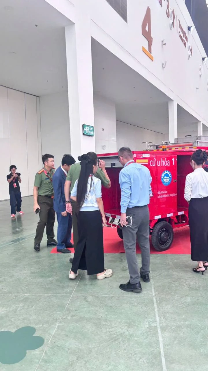 Khu trưng bày xe chuyên dụng màu đỏ và hoạt động trao đổi trực tiếp; ảnh do MINGMA cung cấp.