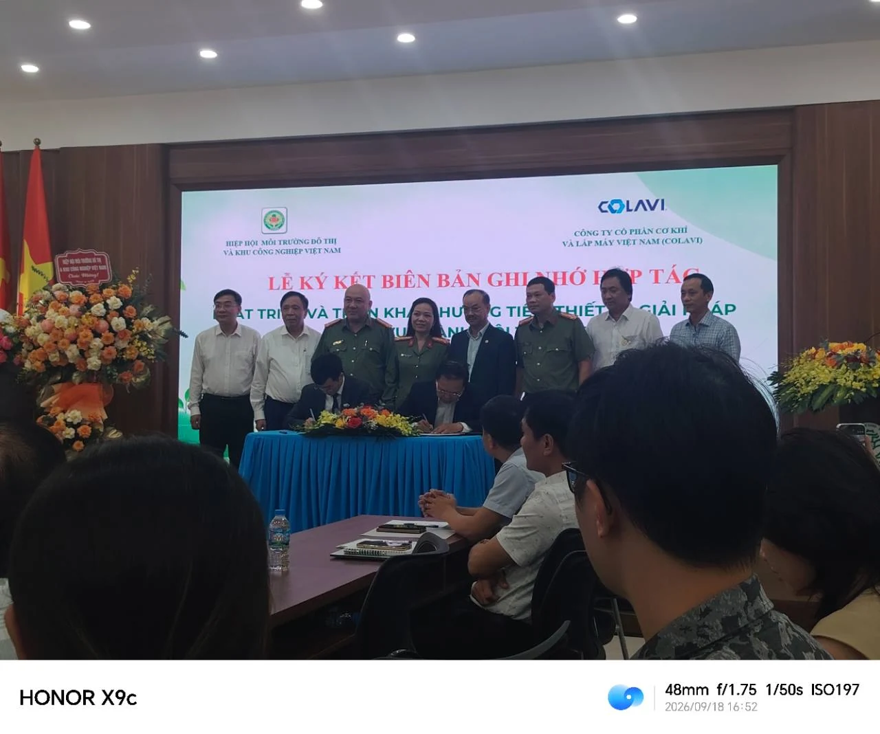 Lễ ký kết biên bản ghi nhớ giữa Hiệp hội Môi trường Đô thị và Khu công nghiệp Việt Nam và COLAVI trong khuôn khổ chương trình. Ảnh ghi nhận do MINGMA cung cấp.