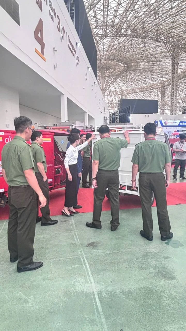 Khách tham quan trao đổi bên cạnh phương tiện chuyên dụng tại khu trưng bày; ảnh do MINGMA cung cấp.
