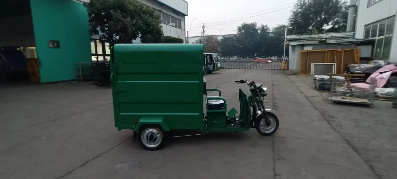 Góc nhìn bên hông của xe điện chở thùng rác 660L khoang kín MINGMA.