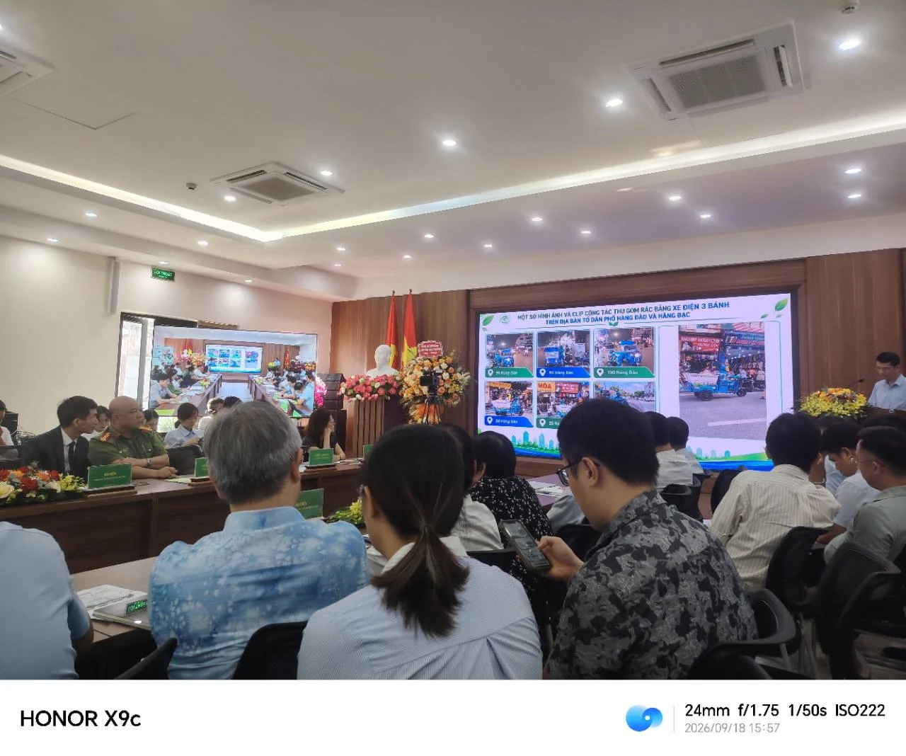 Phần trình chiếu hình ảnh thu gom rác bằng xe điện ba bánh tại khu vực Hàng Đào và Hàng Bạc. Ảnh ghi nhận do MINGMA cung cấp.