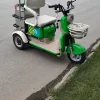 Xe điện ba bánh vệ sinh mini MINGMA, góc nhìn phía trước với giỏ trước, ghế và thùng phía sau. Ảnh do MINGMA cung cấp.