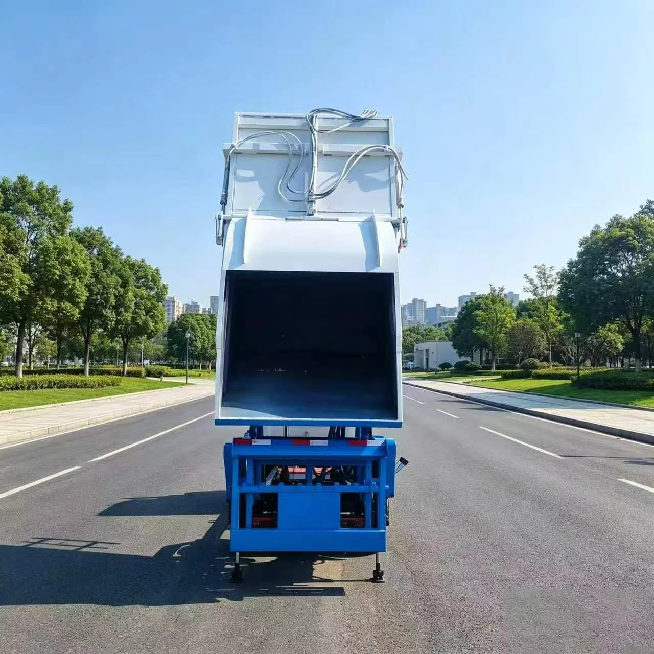 Góc nhìn phía sau của mẫu xe ép rác nhỏ khi thùng và cụm công tác ở tư thế nâng. Ảnh mẫu phương tiện do MINGMA cung cấp.