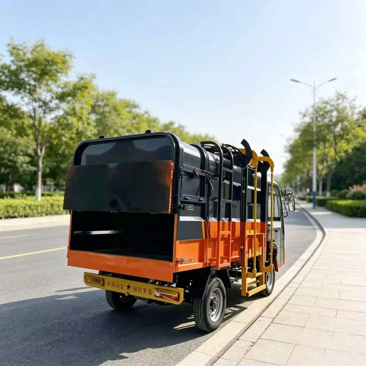 Góc nhìn phía sau của mẫu xe nâng thùng bên hông, thể hiện cửa khoang và khung nâng màu vàng.