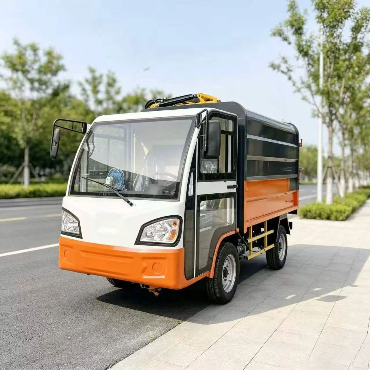 Góc nhìn phía trước bên còn lại của mẫu xe thu gom rác bốn bánh nâng thùng bên hông.