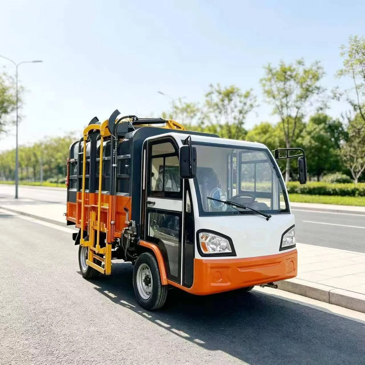 Mẫu xe thu gom rác bốn bánh với cơ cấu nâng thùng bên hông, góc nhìn phía trước. Ảnh do MINGMA cung cấp.